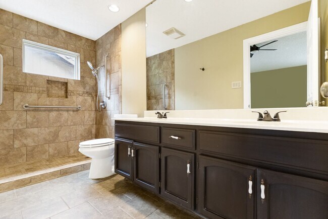 Building Photo - Charming Home Awaits: Spacious & Modern Living in a Prime Location