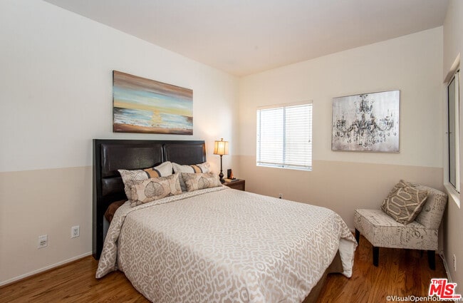 Building Photo - 514 S Barrington Ave