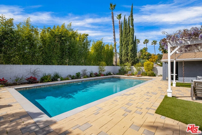 Building Photo - 8400 Mulholland Dr