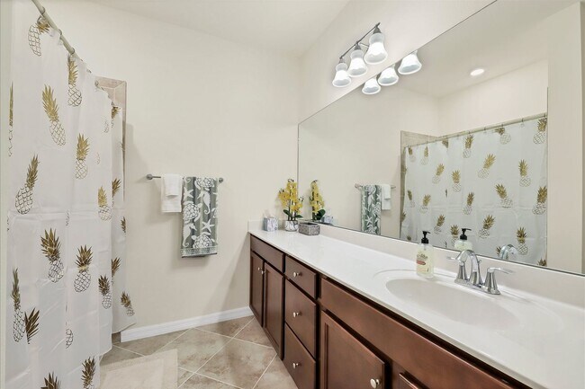 Building Photo - Seasonal Short-Term 3 Bedroom 2.5 Bathroom Townhouse located in Gran Paradiso!
