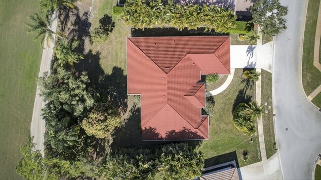 Building Photo - 1940 S Club Dr