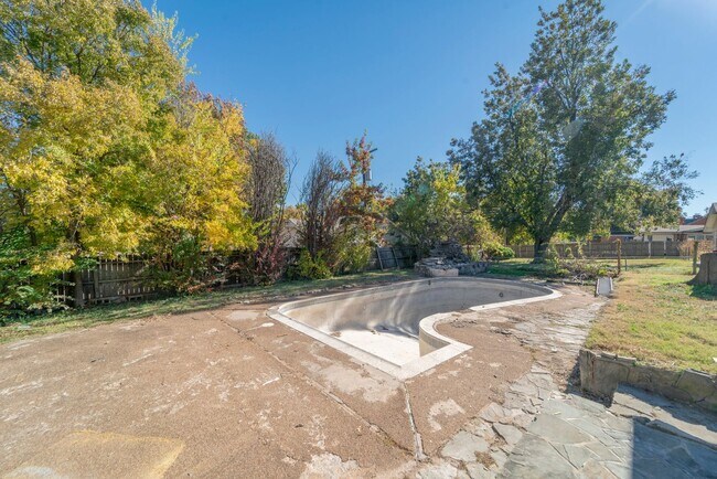 Building Photo - Opportunity Knocking with this HUGE home available for Rent to Own or Lease!