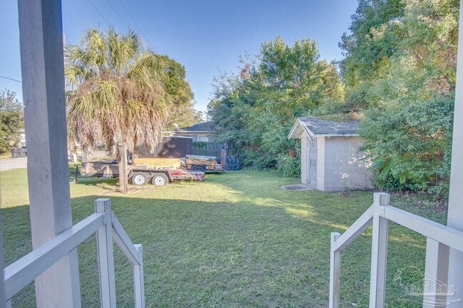 Building Photo - 618 N B St