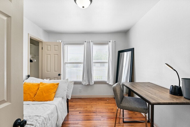 Building Photo - 406 Robert Dr