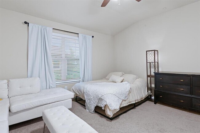 Building Photo - 516 E Slaughter Ln