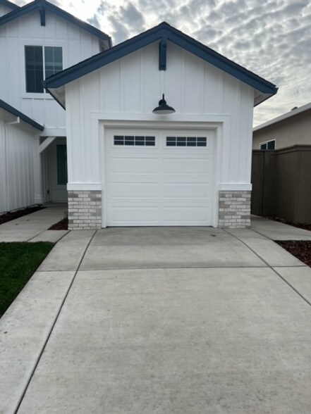 Building Photo - 3064 Vaughn Wy