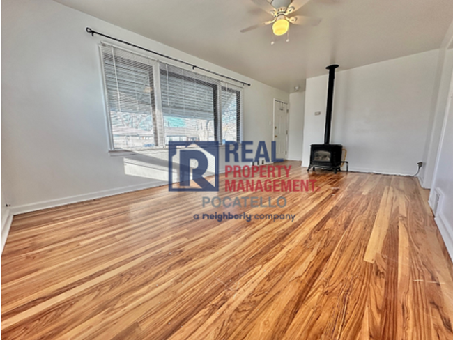 Building Photo - MOVE IN SPECIAL - 4 bed 2 bath house - Sho...