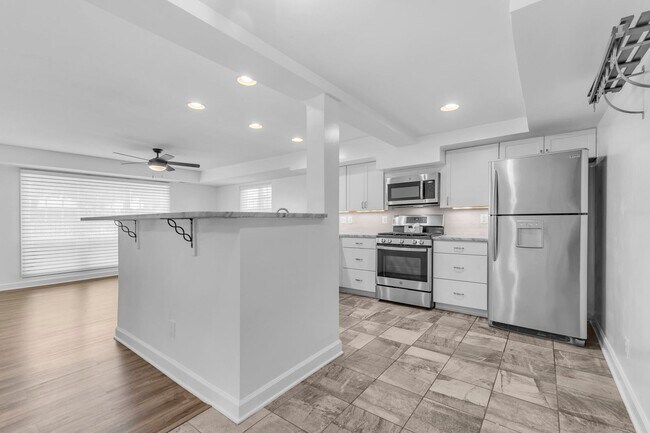 Building Photo - Large, Luxurious 2 Bedroom 2 Bath at Parkside at Alexandria