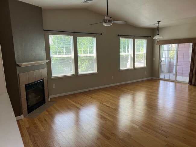 Building Photo - Fantastic 2 bedroom Condo Avail NOW