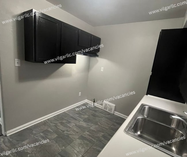 Building Photo - Spacious & Updated 2 large bedrooms & 2 fu...
