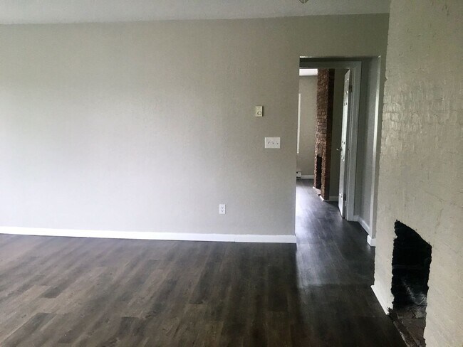 Building Photo - *** Beautiful & Updated Apartment in Mt. Washington * 1 Block to Grandview Ave * Pet Friendly * A...