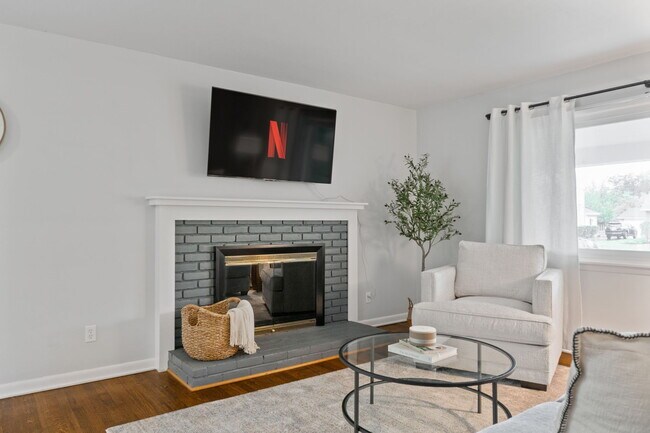 Building Photo - Fully Furnished! Stunning UA Ranch with 3 ...