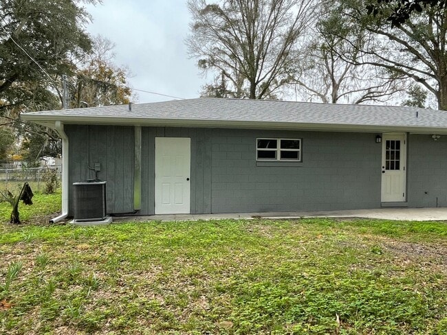 Building Photo - Newly Renovated 2/1 Duplex in Lake Helen FL!