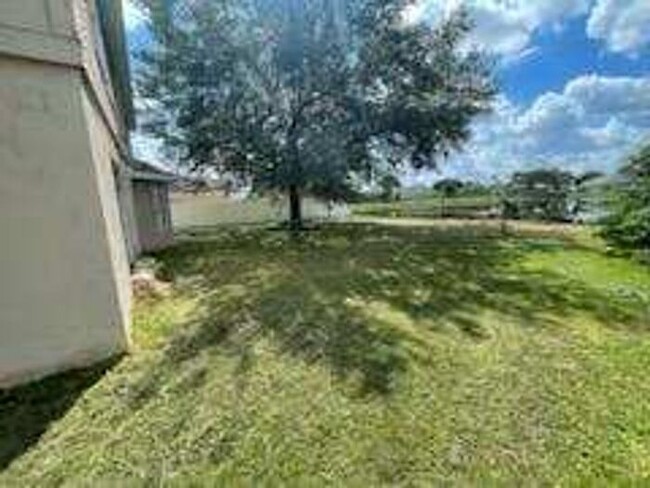 Building Photo - Large 4 Bedroom 2 & 1/2 Bath - 2 story Hom...