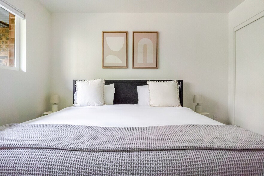 Building Photo - 2850 15th Ave W