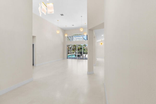 Building Photo - 7686 La Corniche Cir