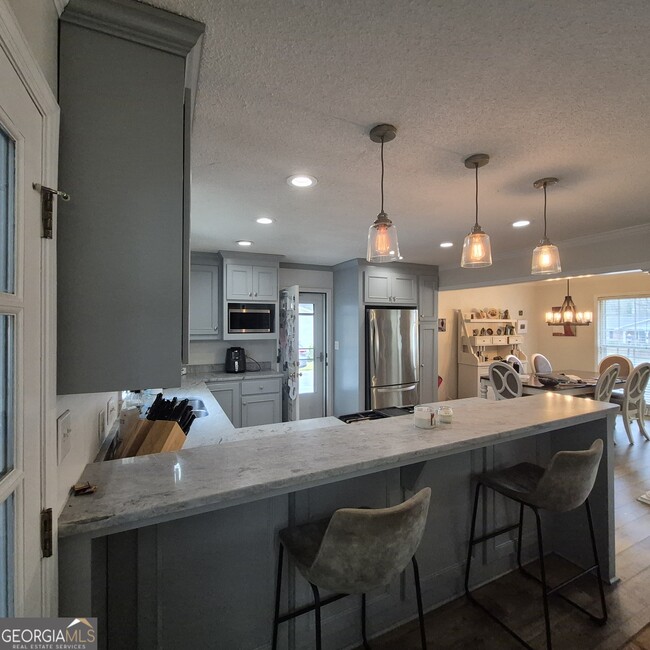 Building Photo - 930 Hill Pl