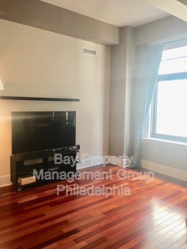 Building Photo - 1500 Chestnut St