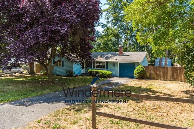 Primary Photo - Fully-Furnished Cozy 3 Bedroom Home - (Sho...