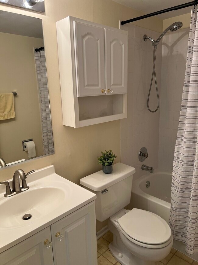 Building Photo - 309 Memory Ln