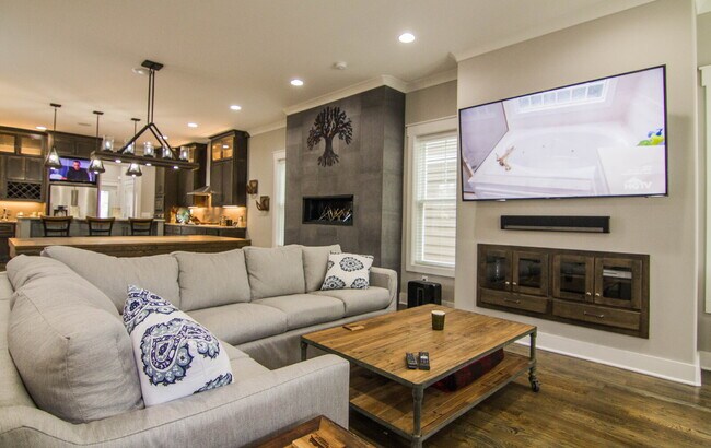 Building Photo - NOW AVAILABLE!! Furnished Custom-Built Home **Month-to-Month** Lease Option, 1.5 Miles to Broadway!