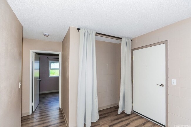 Building Photo - Lovely 2 bedroom 1 bath, with 1 open parking