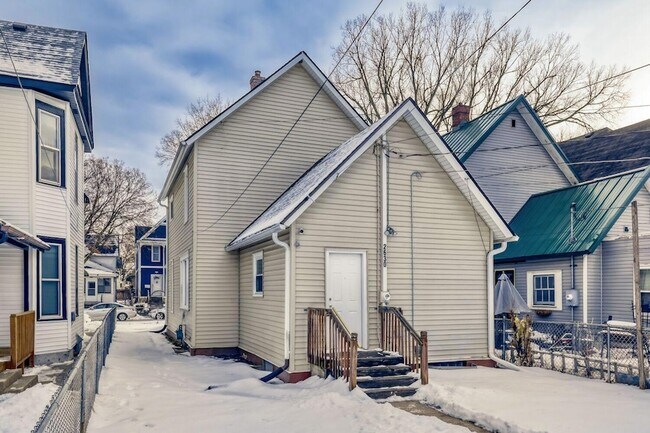 Building Photo - 2630 14th Ave S