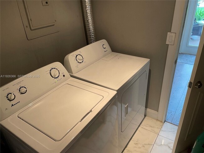 Building Photo - 2654 SW 25th Ter