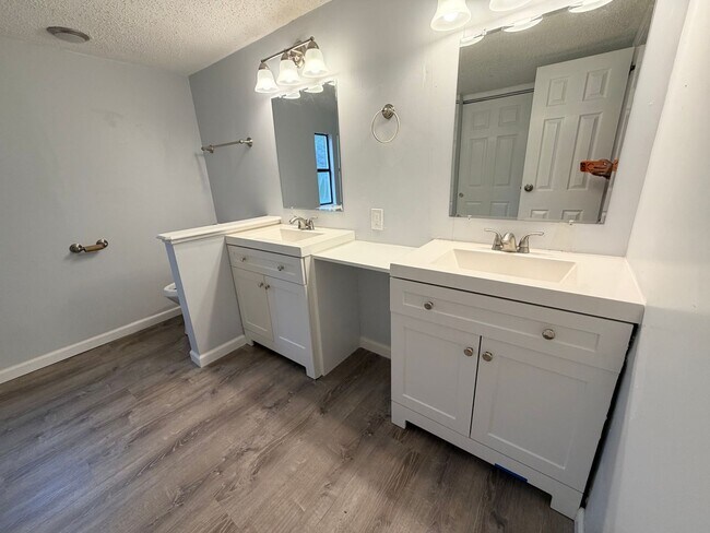 Building Photo - Rare Rockford rental available now!