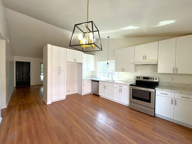 Building Photo - 3 bed, 2 bath located in Riverside!