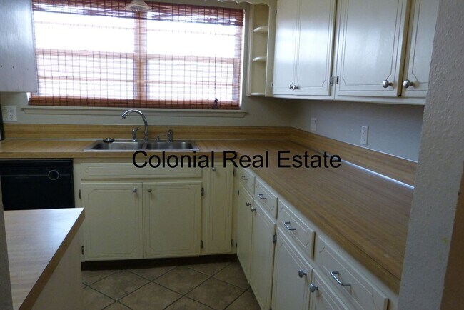 Building Photo - Spacious 3 bedroom 2 bathroom home