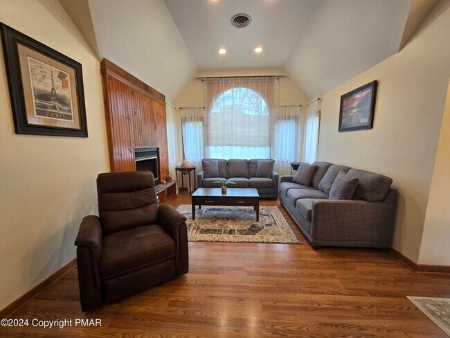 Building Photo - Beautiful townhouse across from Shawnee Mountain Ski Area