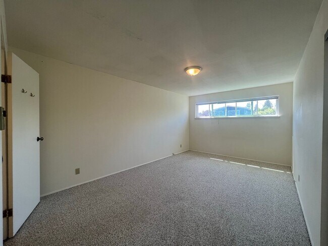 Building Photo - Bright & Spacious One-Bedroom Overlooking Lake Washington!