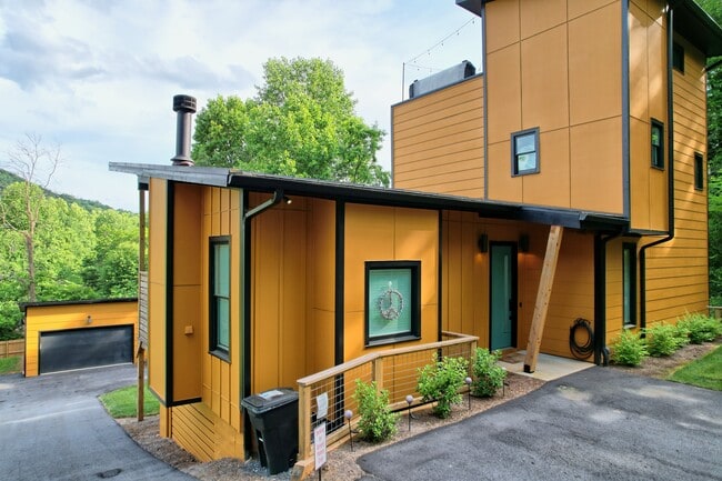 Building Photo - 122 Cannon St