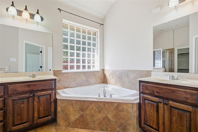 Building Photo - 216 Great Cir Cove