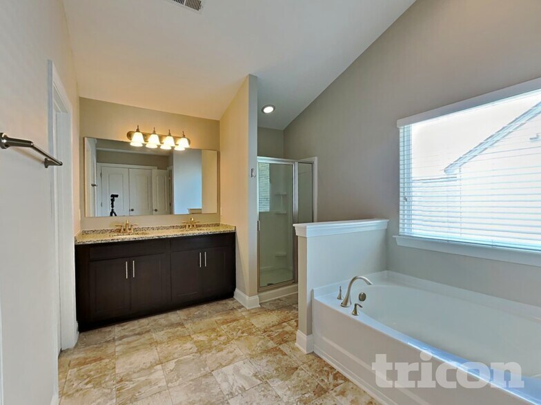 Building Photo - 2203 Wise Owl Dr