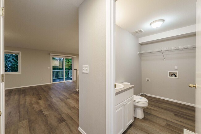 Building Photo - Recently Updated 3 Bedroom 2.5 Bath Duplex - Located in Convenient Hazel Dell Neighborhood