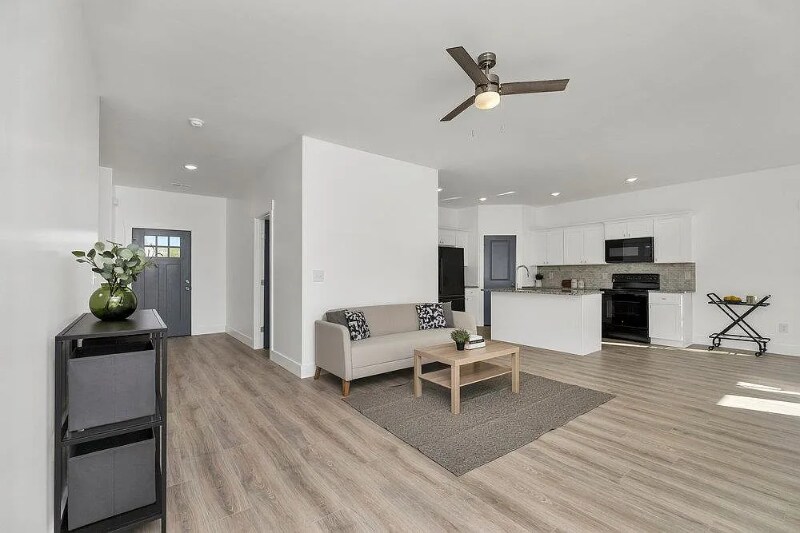 Building Photo - 206 Essex Dr