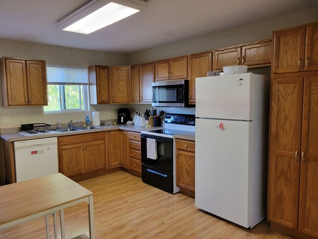 Building Photo - 5 Bedroom Duplex Unit