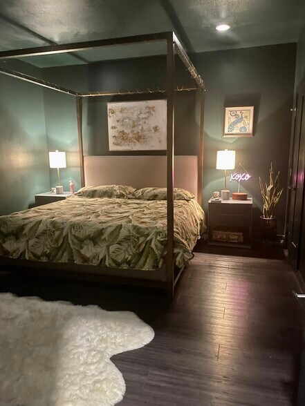 View of bedroom with furniture - 4361 S Congress Ave