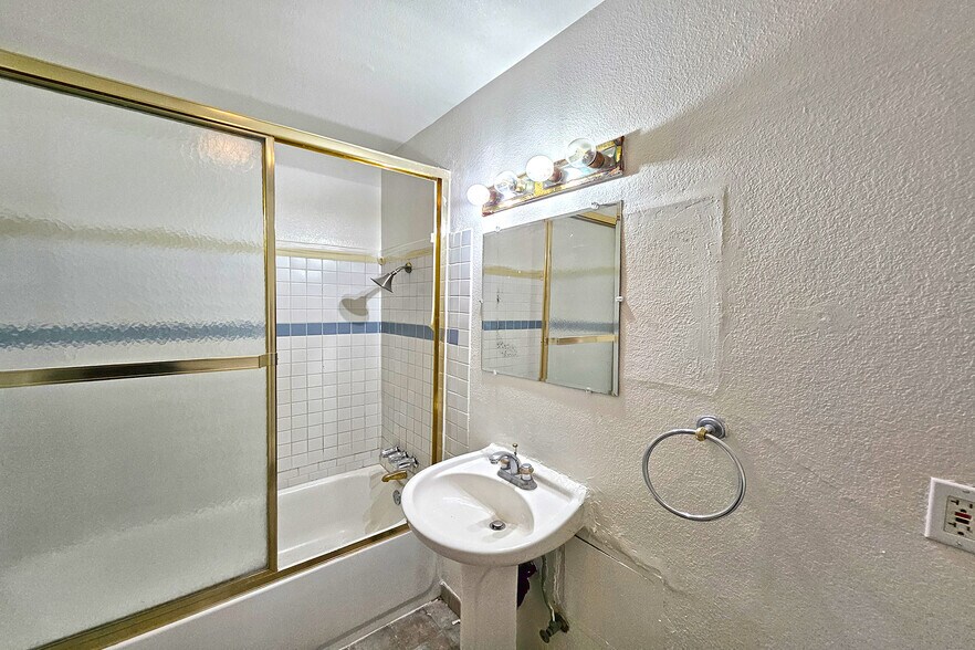 Building Photo - 9321 Donna Ave