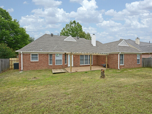 Building Photo - 3 Bedroom with BONUS room, 2 bathrooms. Ne...