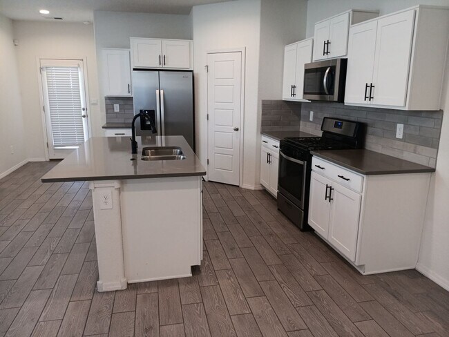Building Photo - Beautiful 3 bedroom, 2 bathroom in Rio Rancho! Showings available NOW!