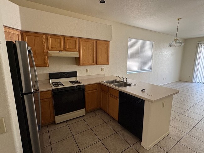 Building Photo - 3 Bed 2 Bath Rita Ranch Home