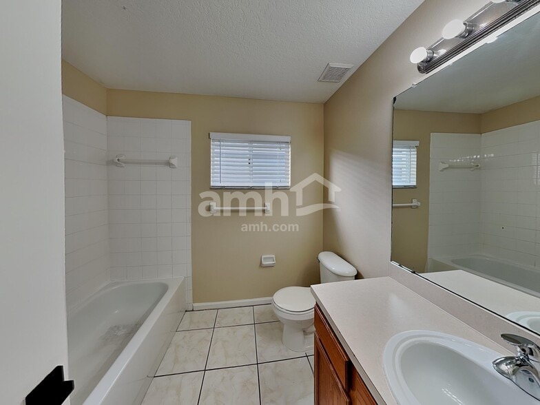 Building Photo - 1027 Summer Breeze Dr