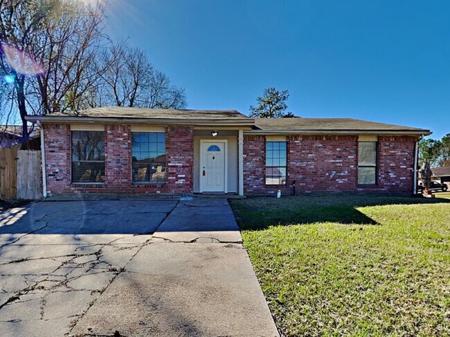 Primary Photo - Large 3/2 Home!