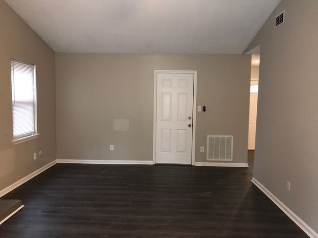 Building Photo - 3 bedroom 2 Bathroom Home in a Cul-de-sac