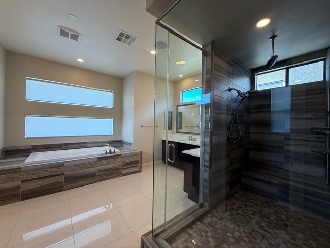 Building Photo - 4 Bed, 4.5 Bath Summerlin Home in The Ridges with Resort-Style Backyard