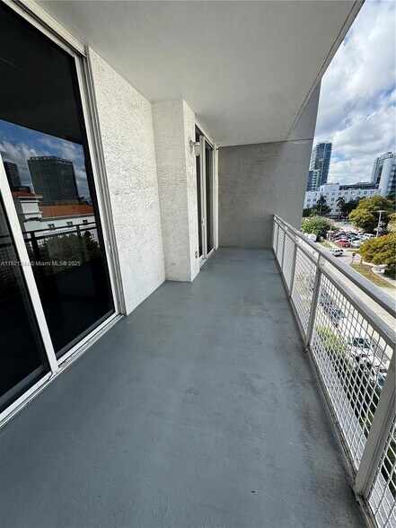 Building Photo - 444 NE 30th St