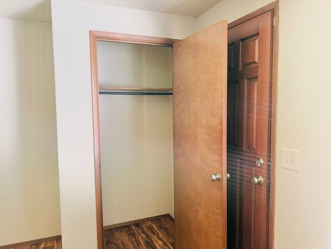 Building Photo - Eastside Olympia/ Must See! Available Now-2bd 1bath